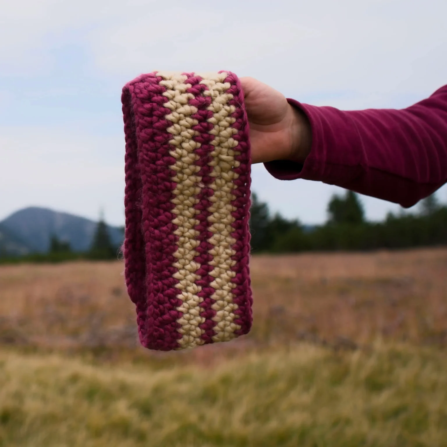 Háčkovaná čelenka-Hřejivý klasik